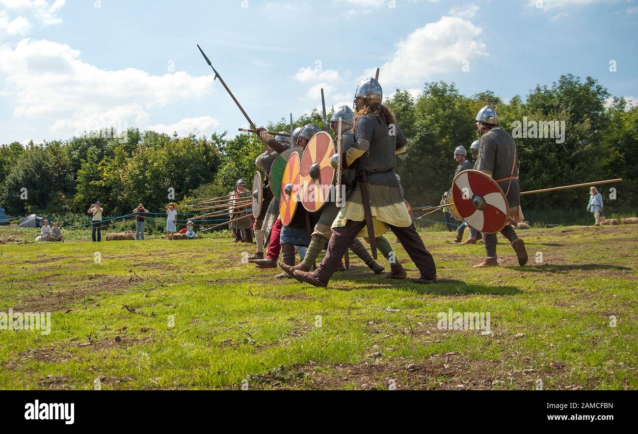 Scena di re-enactment della battaglia anglosassone Foto Stock