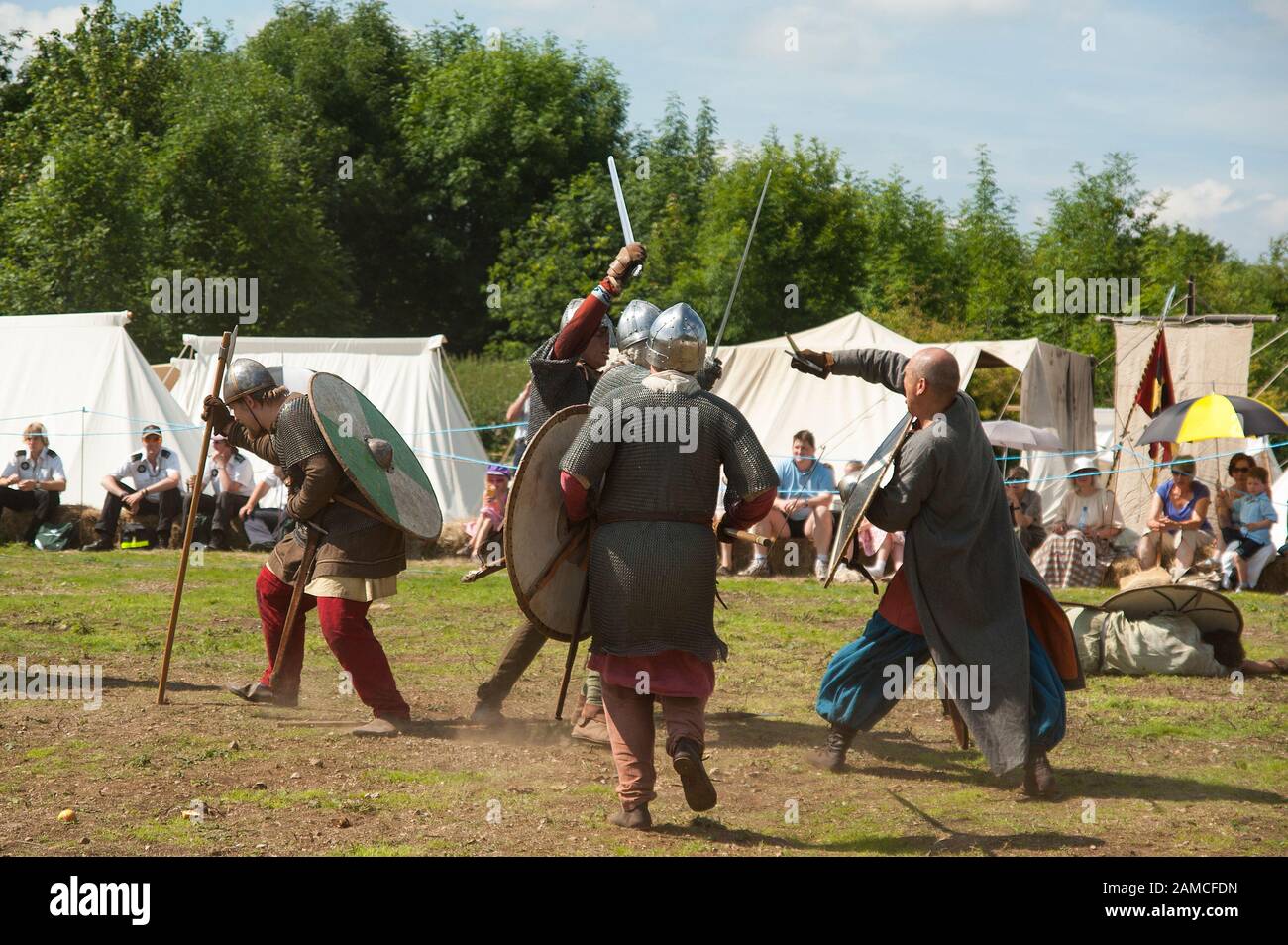 Scena di re-enactment della battaglia anglosassone Foto Stock