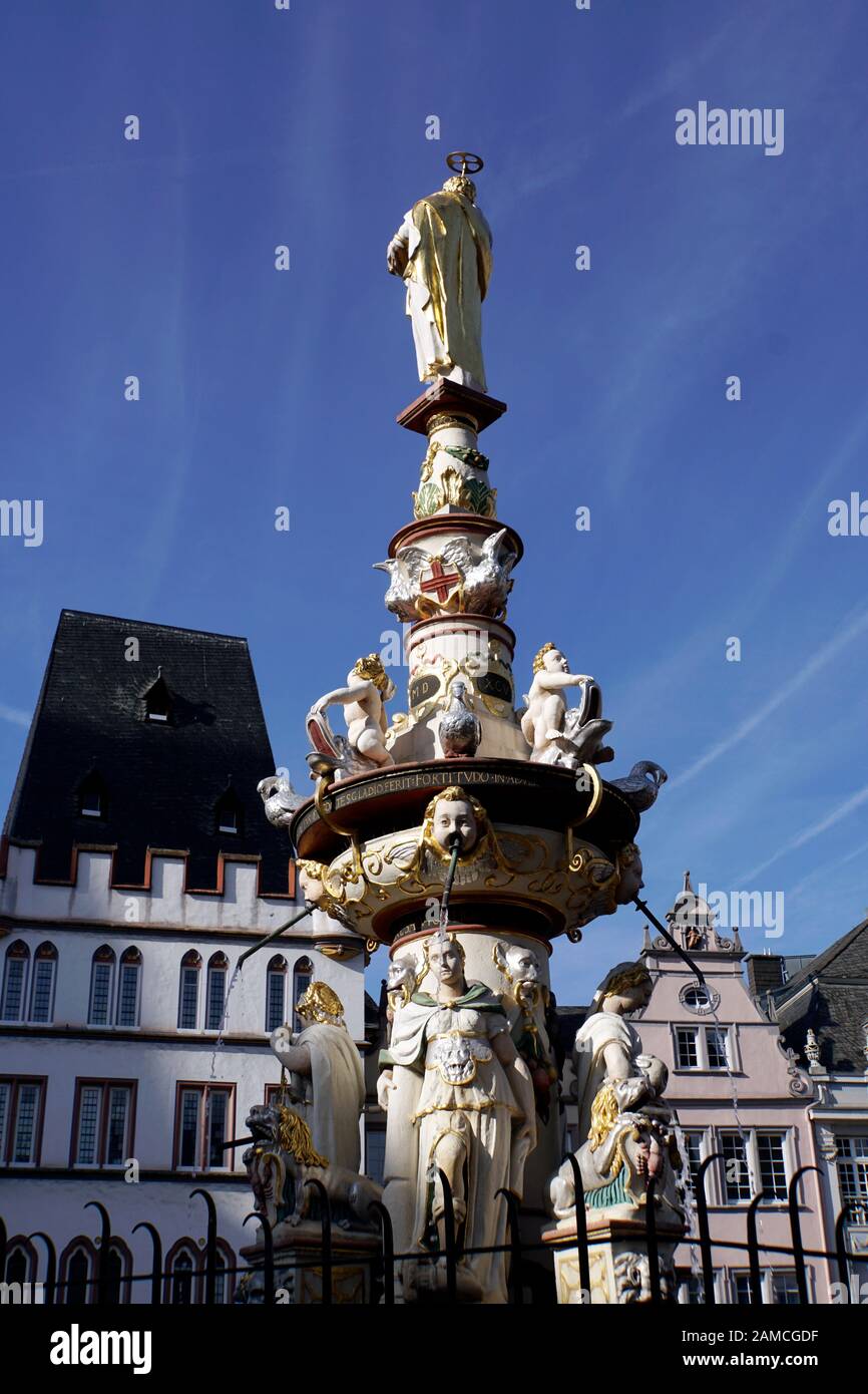 Petrusbrunnen oder Marktbrunnen auf dem Hauptmarkt, Trier, Rheinland-Pfalz, Germania Foto Stock