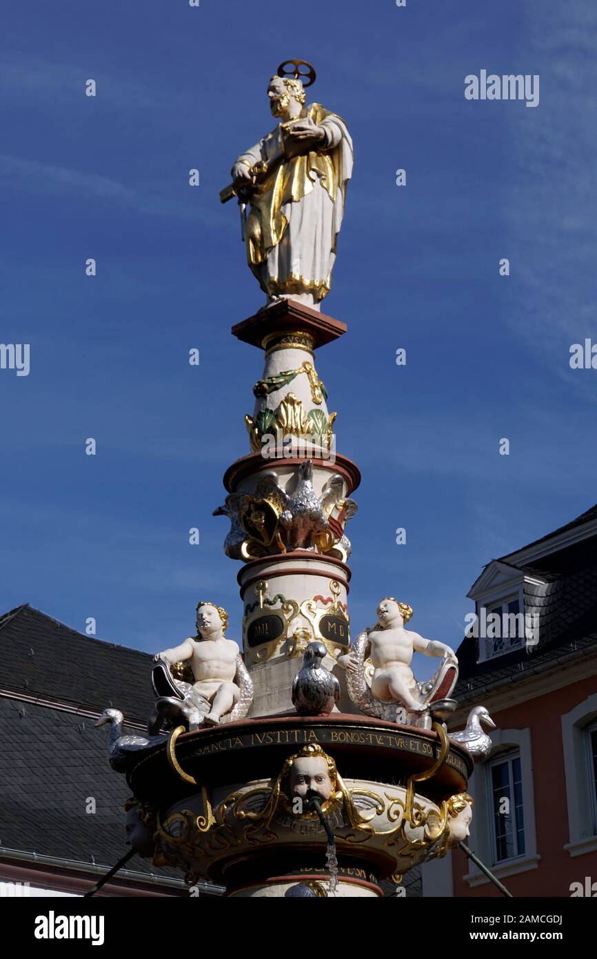 Petrusbrunnen oder Marktbrunnen auf dem Hauptmarkt, Trier, Rheinland-Pfalz, Germania Foto Stock