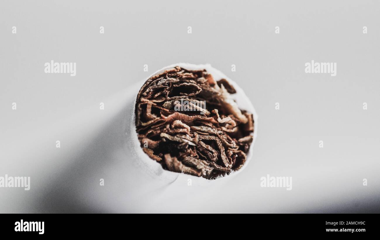Sigaretta non accesa che mostra il tabacco invecchiato e pericoloso Foto Stock