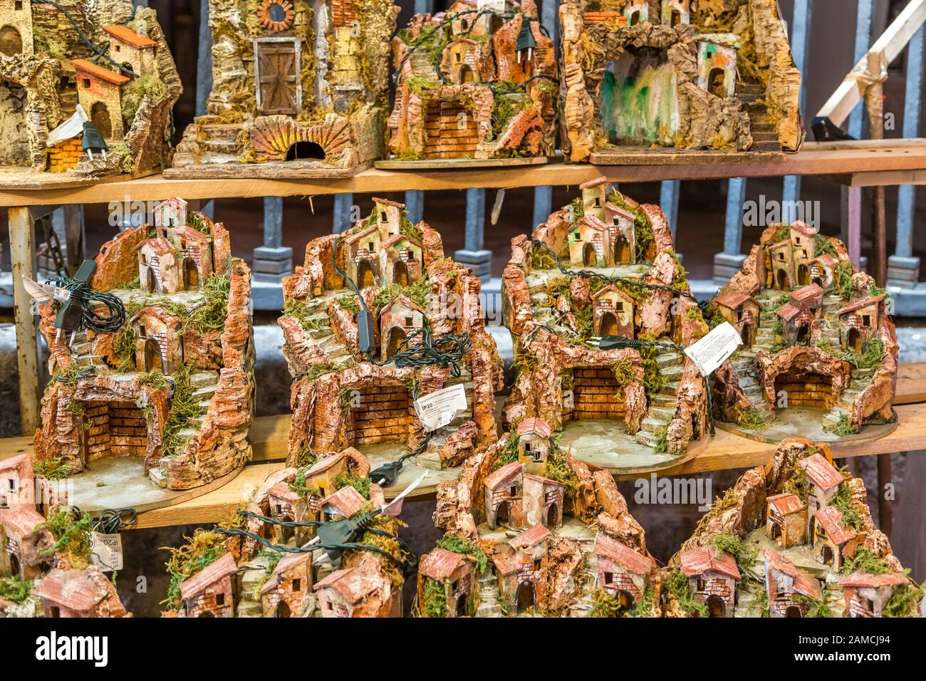 Napoli, ITALIA - 4 GENNAIO 2020: La luce illumina il mercato delle presepi di Natale in via San Gregorio Armeno Foto Stock