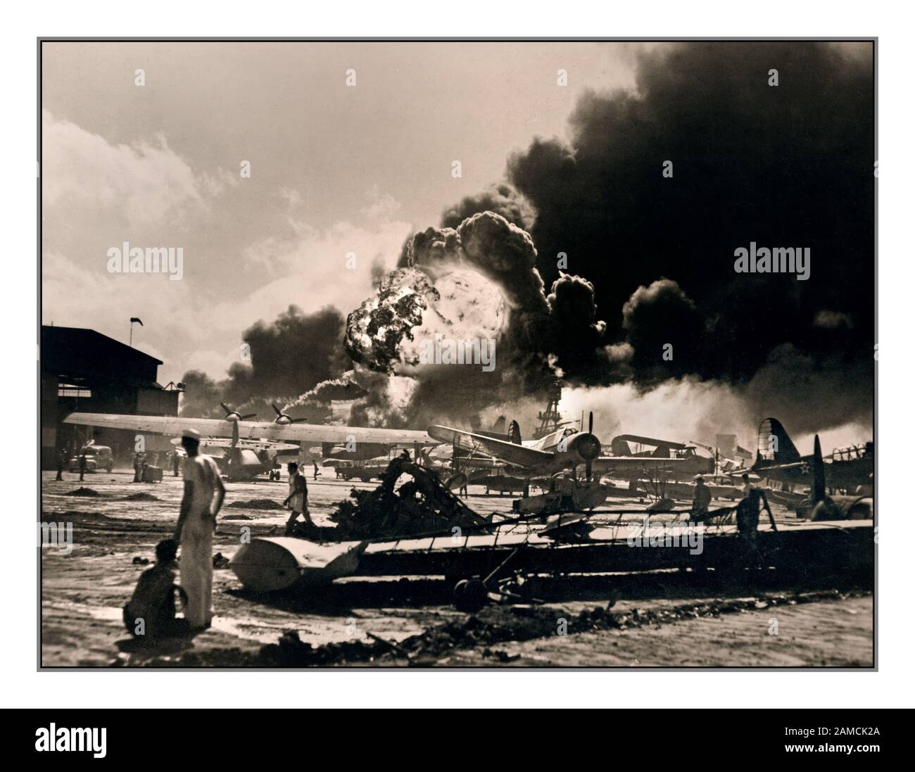 Pearl Harbor attacco giapponese Dicembre 7th 1941 visto da Hickam Field. Il giapponese attaccò Pearl Harbor il 7th dicembre 1941. Hickam Field è stato gravemente danneggiato con una perdita significativa di vita e molti aerei hanno perso la base Operativa navale degli Stati Uniti, Pearl Harbor, Oahu, Hawaii USA, Foto Stock