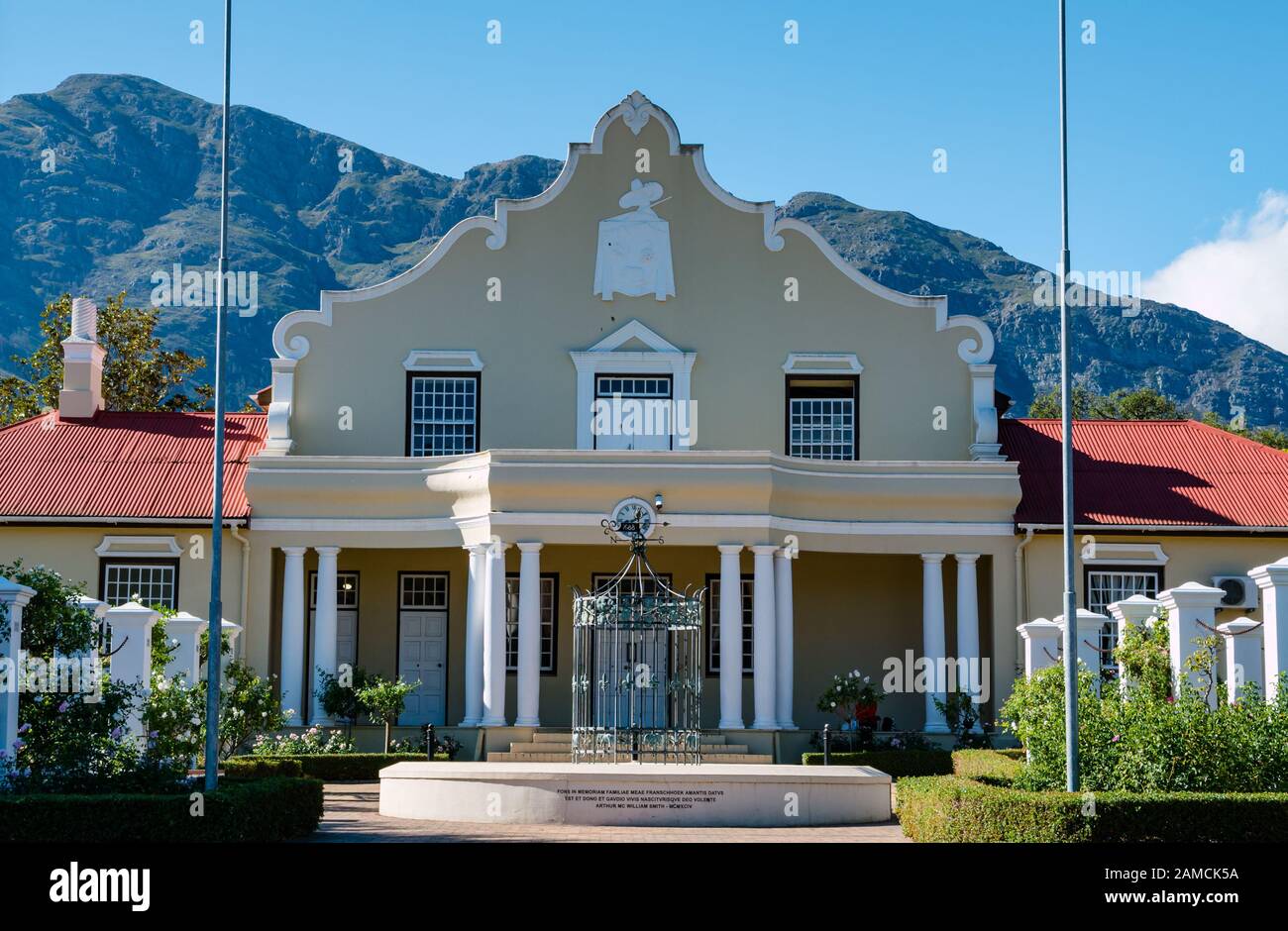 Casa tradizionale olandese in stile Cape con fontana, casa Arthur William Smith, Huguenot Road, Franschhoek, Sud Africa Foto Stock