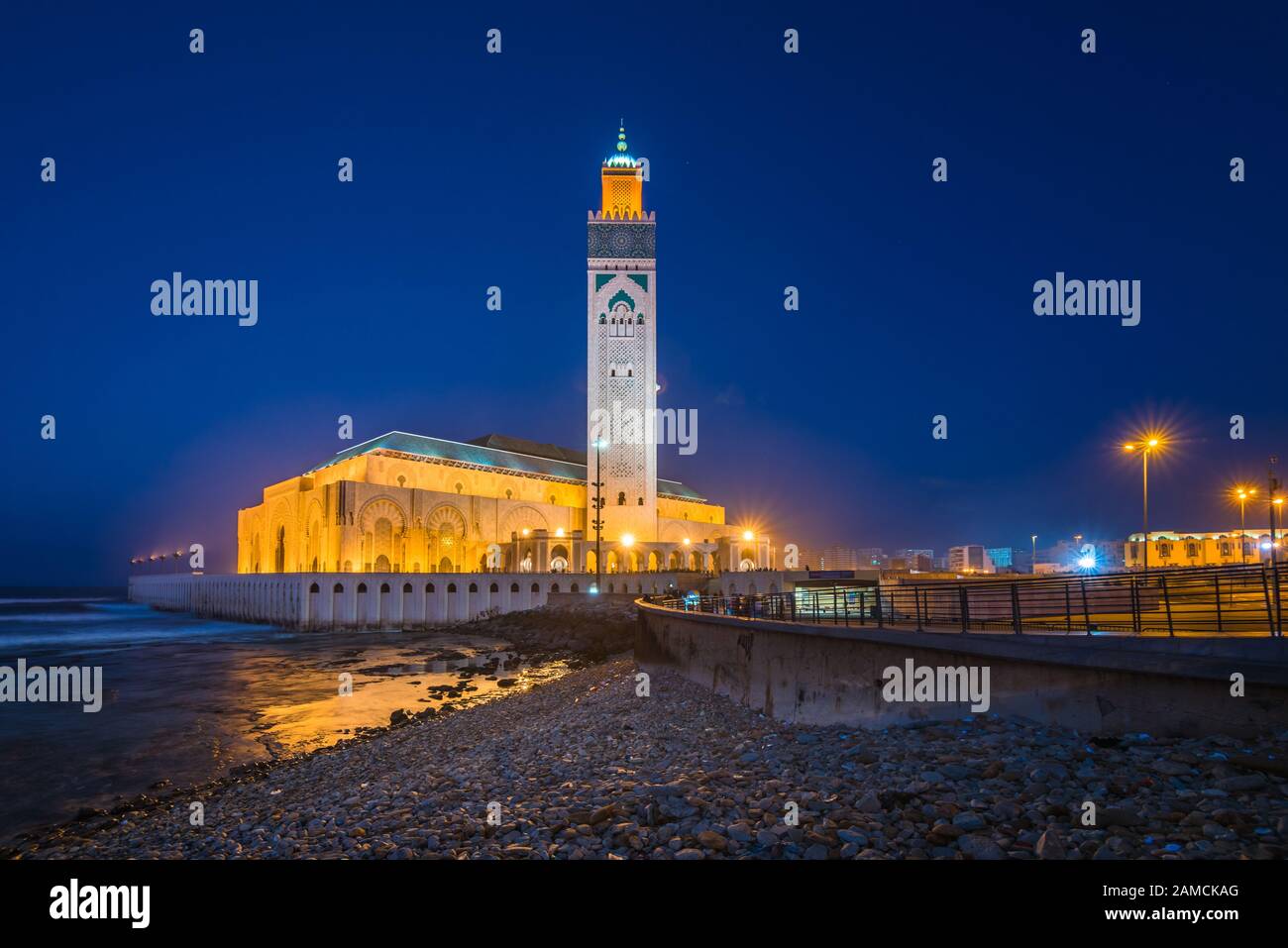 La Moschea di Hassan II è una moschea di Casablanca, Marocco. È la più grande moschea del Marocco con il minareto più alto del mondo. Foto Stock