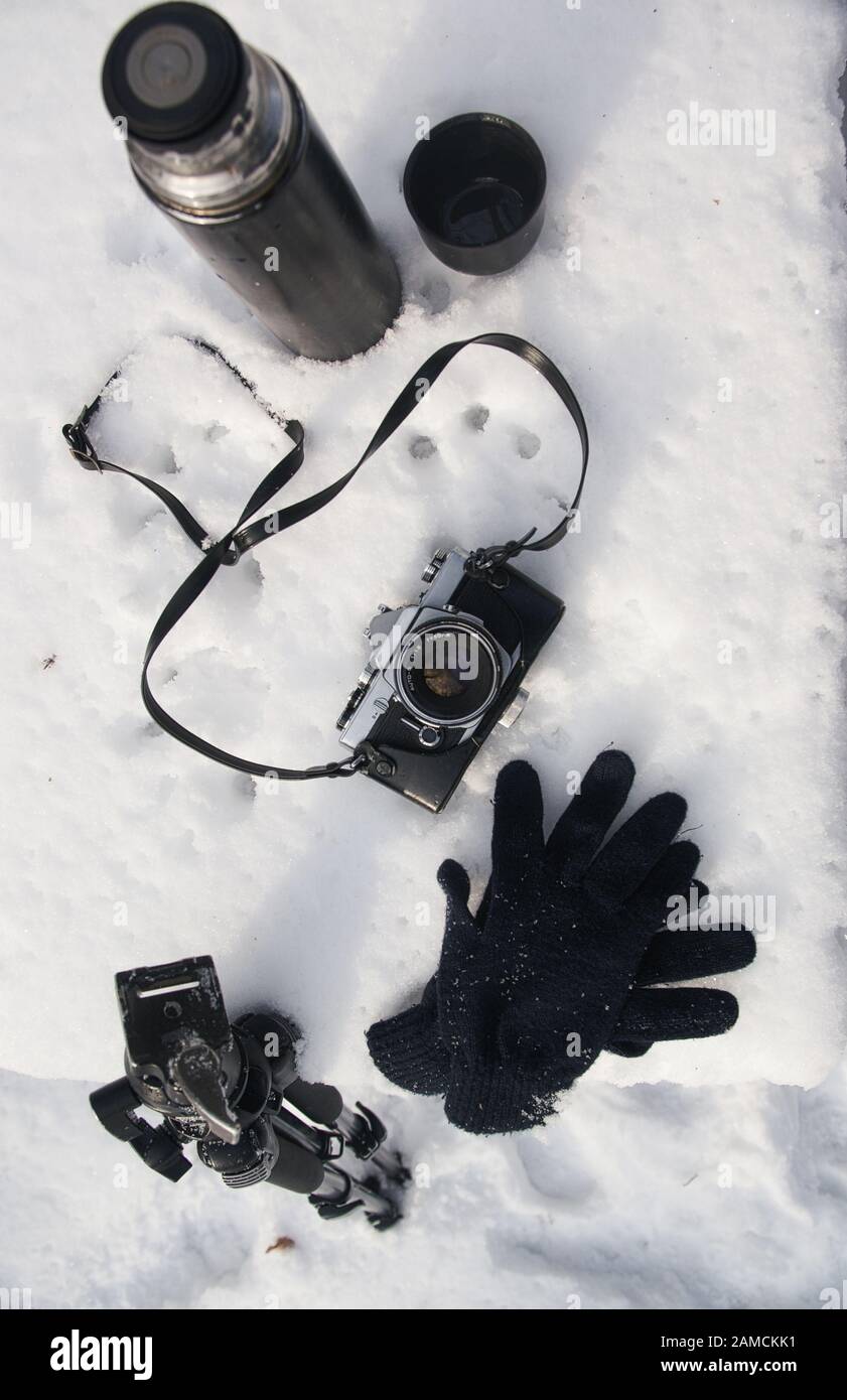 macchina fotografica e attrezzatura da trekking nella neve , vista ravvicinata Foto Stock