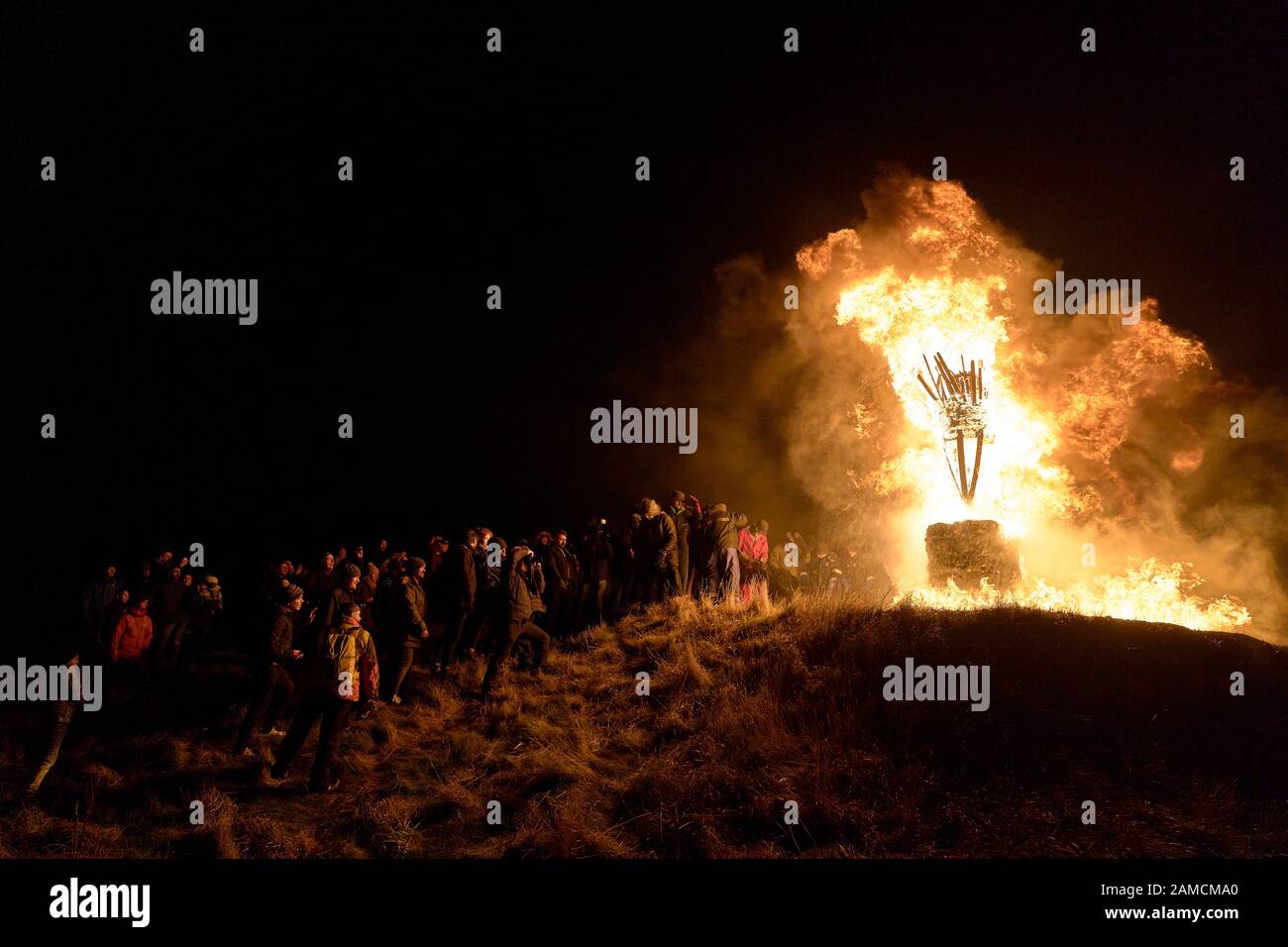 11 Gennaio 2020. Burghead, Moray, Scozia, Regno Unito. Questo è il Burning del Clavie, un festival del fuoco unico per Burghead, che saluta il nuovo anno. Sempre Foto Stock