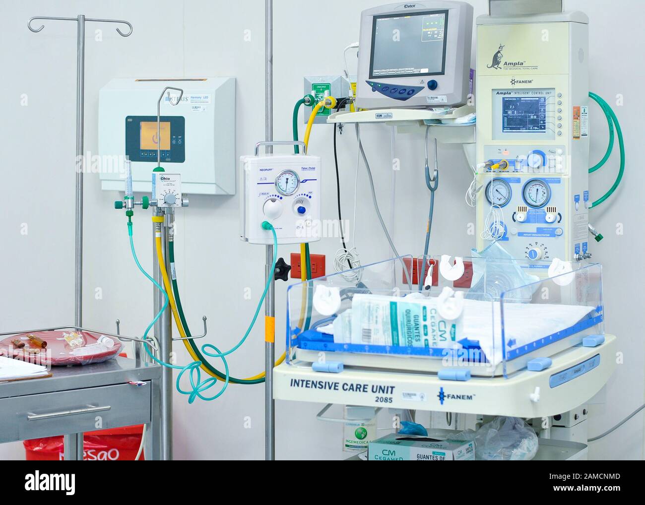 Unità di terapia intensiva neonatale con dispositivo di rianimazione, monitor dei segni vitali e linee di ossigeno. Ospedale Per Bambini. Guayaquil. Ecuador Foto Stock