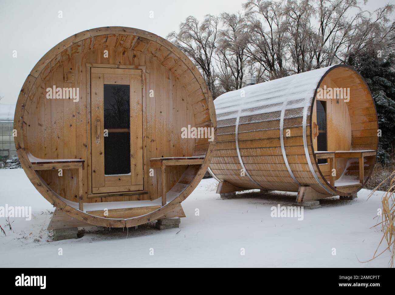 Due saune di legno a botte in inverno. Foto Stock