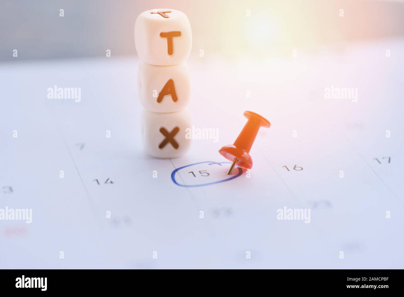 Data di scadenza imposta USA indicata sul calendario 15 aprile / giorno fiscale concetto di pagamento fiscale tasse governative Foto Stock