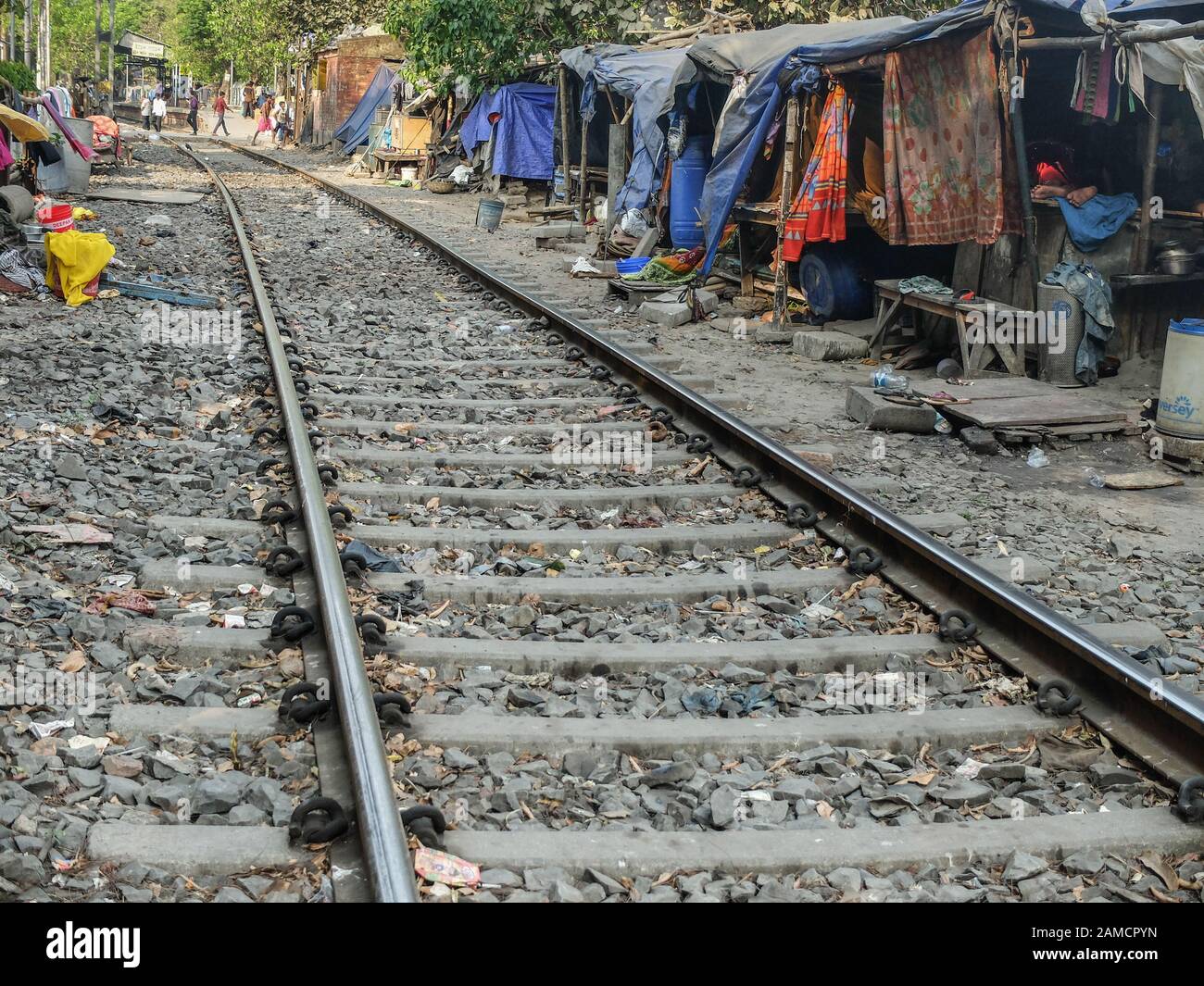 Kolkata, BENGALA OCCIDENTALE/INDIA-20 MARZO 2018: Le dimore di fortuna forniscono rifugio ai poveri che vivono lungo i bordi dei binari ferroviari del Foto Stock