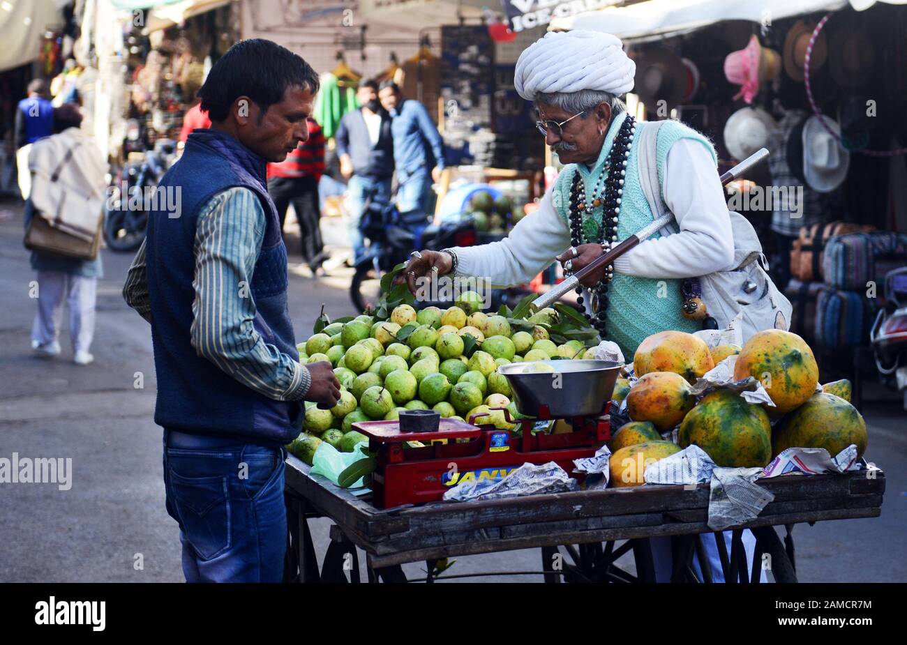 Un produttore di frutta mobile a Pushkar, India. Foto Stock