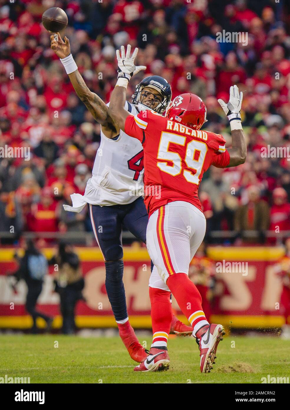 Kansas City, Stati Uniti. 12th Gen 2020. Houston Texans quarterback Deshaun Watson (4) lancia i capi di Kansas City all'interno del linebacker Reggie Ragland (59) durante la partita AFC Divisional Playoff all'Arrowhead Stadium di Kansas City, Missouri, domenica 12 gennaio 2020. Foto di Kyle Rivas/UPI Credit: UPI/Alamy Live News Foto Stock