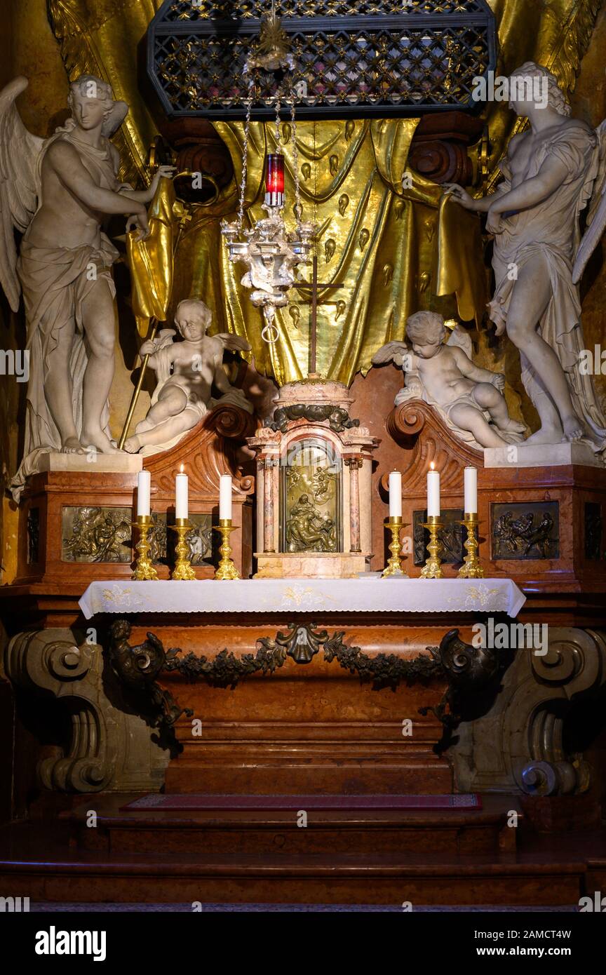 Il tabernacolo con l'Eucaristia nella Cattedrale di San Martino, Bratislava. Foto Stock