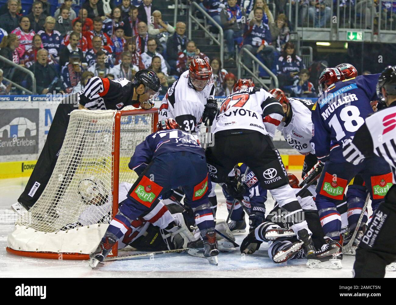 Berlino, GERMANIA - 22 SETTEMBRE 2017: Il portiere Gustaf Wesslau e i difensori di Kolner Haie (in bianco) difendono la loro rete durante il gioco Deutsche Eishockkey Liga (DEL) contro Eisbaren Berlino a Berlino Foto Stock