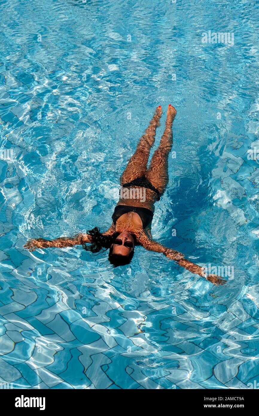 Junge Frau im treibt Bikini auf dem Wasser, El Quseir, Ägypten Foto Stock