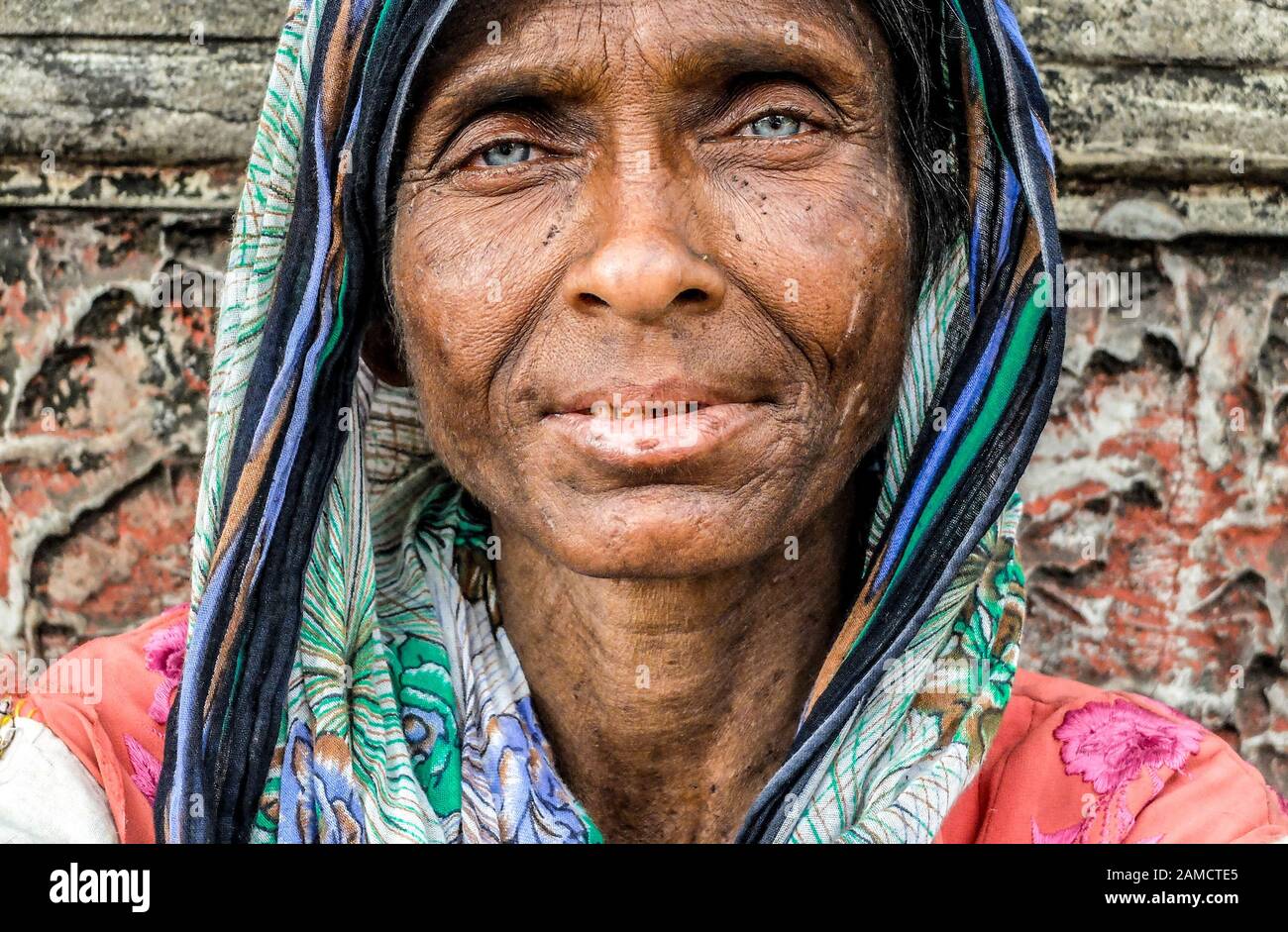 Kolkata, BENGALA OCCIDENTALE/INDIA-20 MARZO 2018:Ritratto di una donna anziana mendicante con occhi blu penetranti, che implora regolarmente sul marciapiede di un ponte Foto Stock