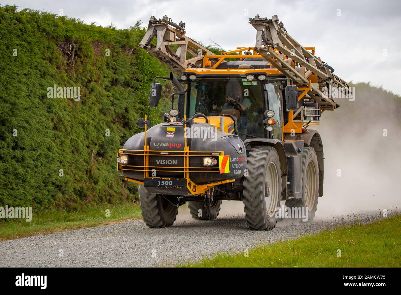 Canterbury, Nuova Zelanda, 10 gennaio 2020: Un'irroratrice agricola che si dirige verso un'azienda agricola su una strada di ghiaia in un'area rurale Foto Stock
