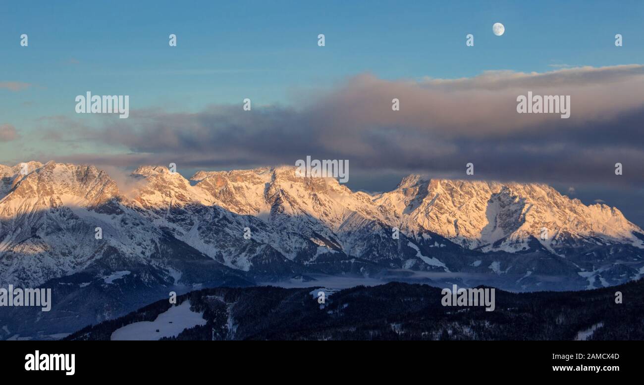 Vista panoramica tramonto luna Saalbach sci montagna moonrise buio mood Foto Stock