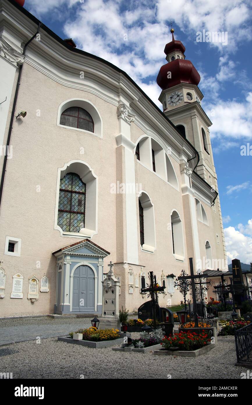 Barocke Pfarrkirche St. Stephan, Niederdorf, Südtirol, Italien Foto Stock