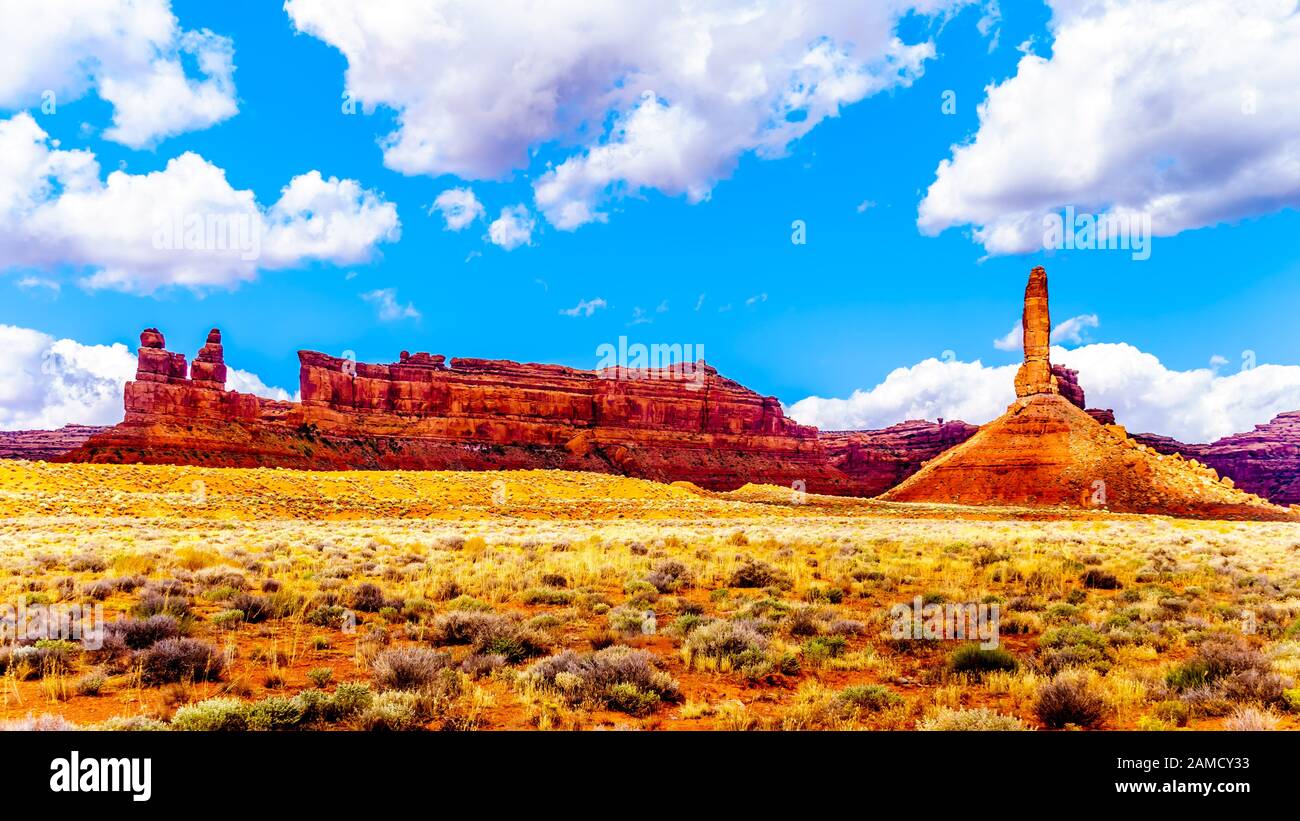 La pietra arenaria rossa Buttes e pinnacoli in semi paesaggio desertico nella Valle degli Dèi stato parco nei pressi di Mexican Hat, Utah, Stati Uniti Foto Stock