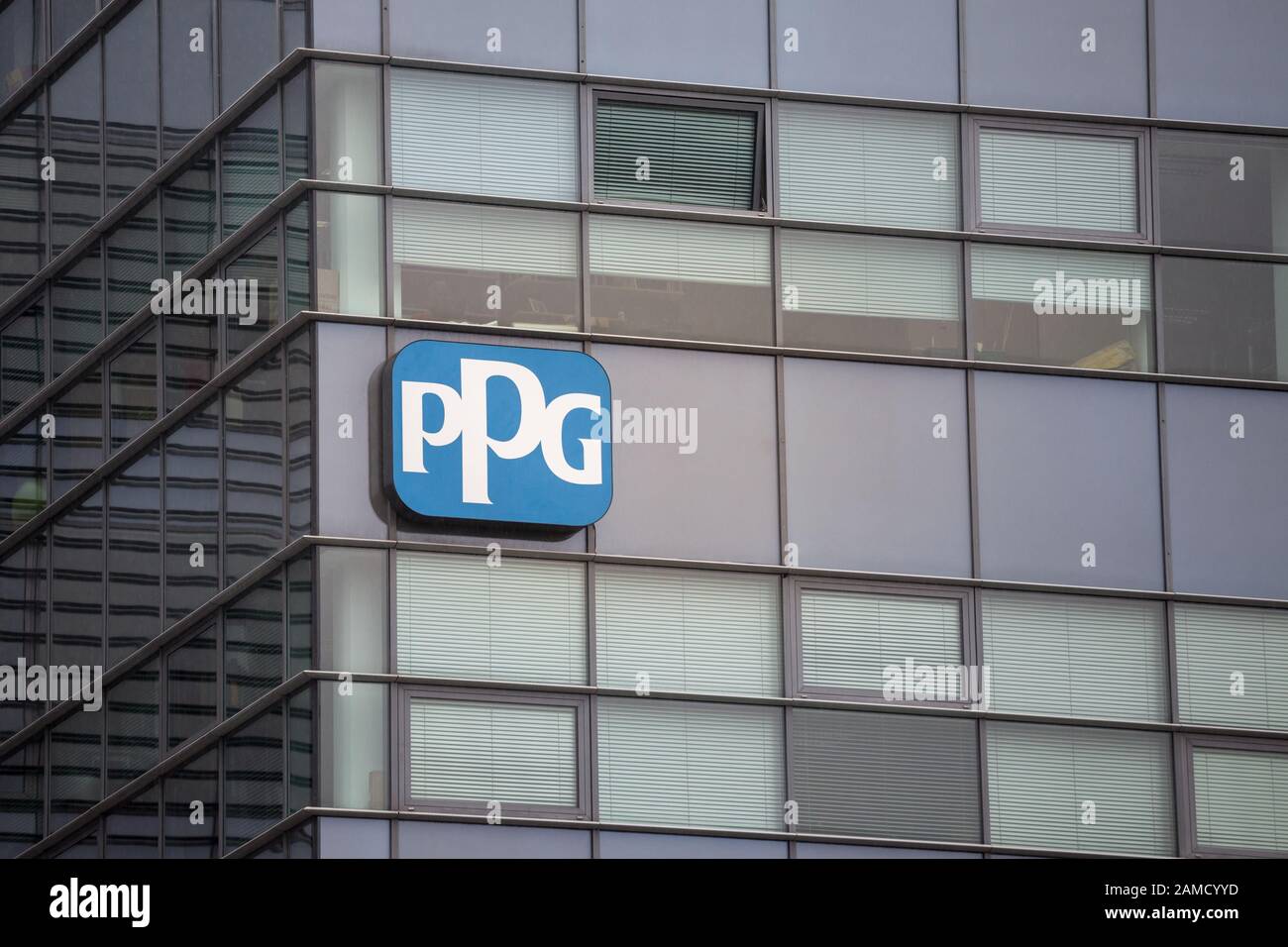 Brno, CECHIA - 5 NOVEMBRE 2019: Logo PPG INDUSTRIES di fronte alla sede principale di Brno. PPG Industries è una società americana specializzata in Foto Stock