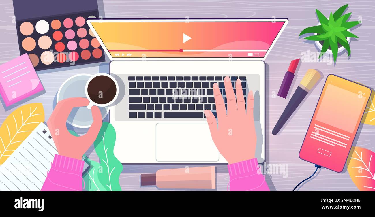 mani di blogger di bellezza usando il laptop sul posto di lavoro smartphone cosmetici tazza di caffè sulla scrivania social media rete blogging concetto angolo superiore vista orizzontale vettore illustrazione Illustrazione Vettoriale