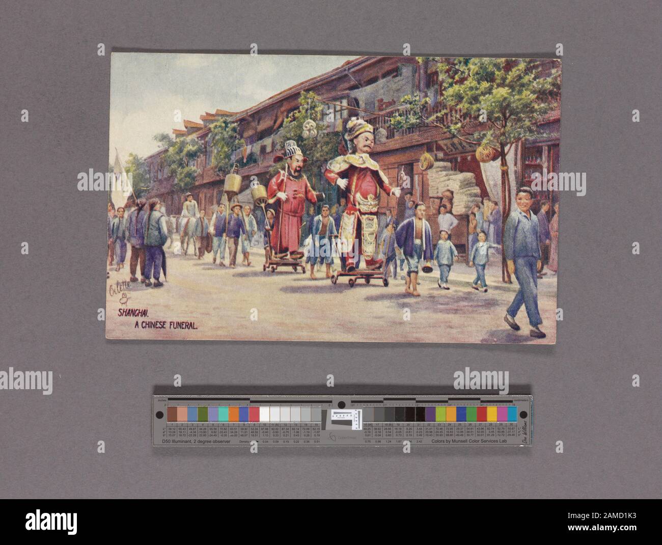 Shanghai un funerale cinese UN funerale cinese. Così forte è il rispetto per i morti in Cina che un inquilino inadempiente è stato conosciuto per ritardare indefinitamente il funerale del suo defunto defunto per evitare l'espulsione. Il funerale, per il quale un giorno fortunato deve essere chisen, è un affare importante e spesso pomposo. I soldi del tinsel sono sparsi per comprare gli spiriti maligni, figure giganti sono sopportate in processione così come le sedie ed i letti ed i vestiti e qualche cosa che concepiscono i defunti possono richiedere nel mondo ombroso.--stampato su verso.; Shanghai. Un funerale cinese. Foto Stock