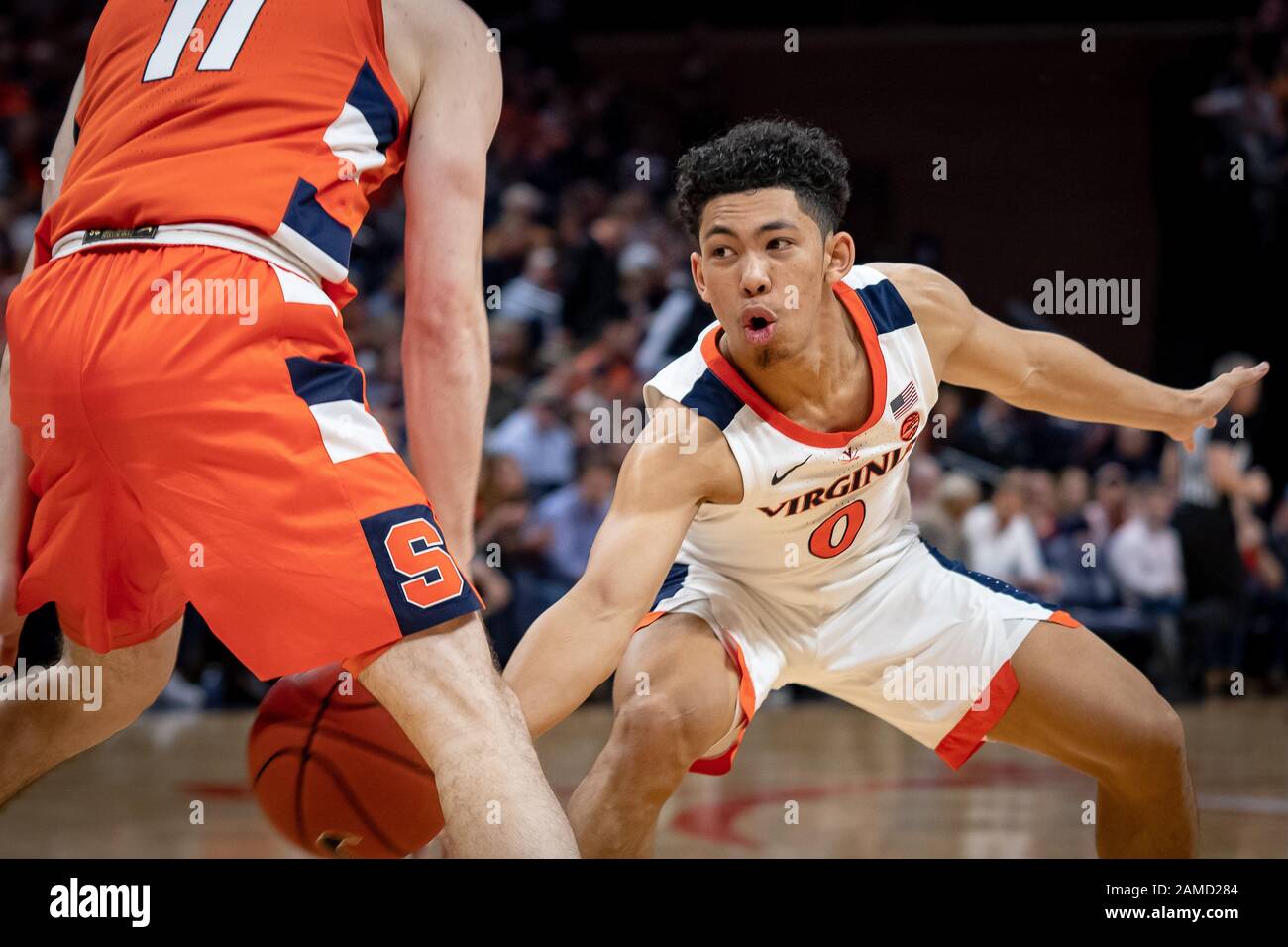 Charlottesville, Virginia, Stati Uniti. 11th Gen 2020. Virginia Guard Kihei Clark (0) durante il gioco di pallacanestro NCAA tra la Syracuse University Orange e l'Università di Virginia Cavaliers alla John Paul Jones Arena di Charlottesville, Virginia. Brian McWalters/CSM/Alamy Live News Foto Stock