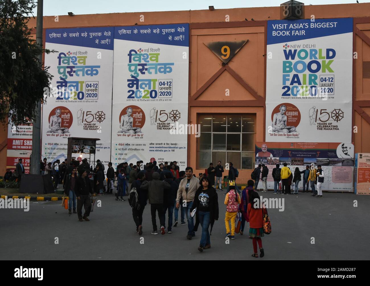 Delhi, India. 11th Gen 2020. Visitatori che esplorano l'evento. La Fiera del Libro Mondiale di Nuova Delhi è un evento annuale organizzato dal National Book Trust (NBT), una delle più antiche fiere del libro dell'India ospitata a Pragati Maidan, è stato inaugurato nel 1972 da V. Giri, presidente dell'India allora. Credit: Sopa Images Limited/Alamy Live News Foto Stock