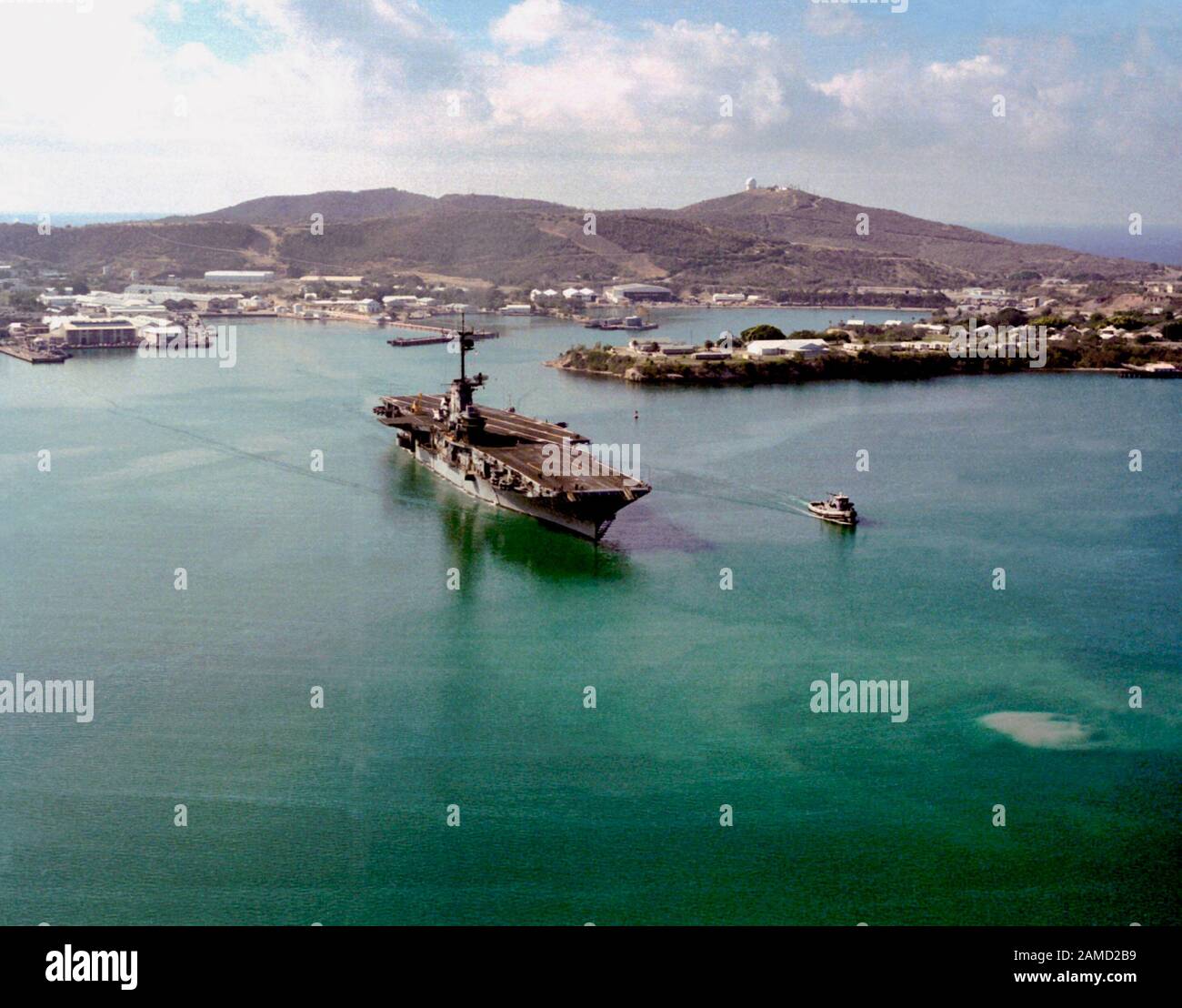 La portaerei USS Lexington (AVT-16) della marina statunitense è in corso mentre parte dalla base navale di Guantanamo Bay, Cuba, circa nel 1991 Foto Stock