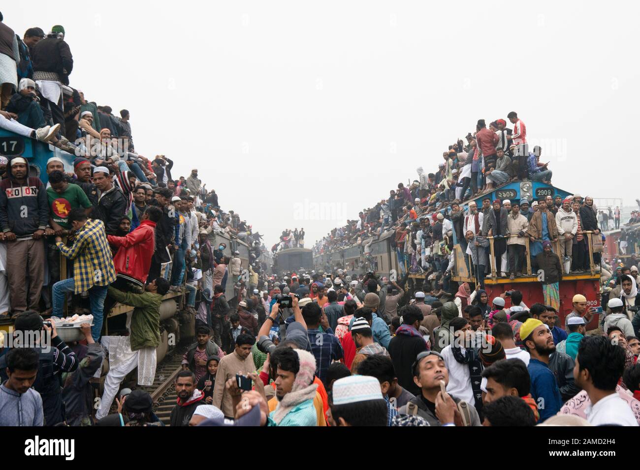 Tongi, Bangladesh. 12th Gen 2020. I musulmani ritornano a casa su treni sovraffollati dopo aver partecipato alla preghiera finale della prima fase di Bishwa Ijtema, che è considerata il secondo più grande raduno musulmano del mondo dopo Haj. Credit: Sopa Images Limited/Alamy Live News Foto Stock