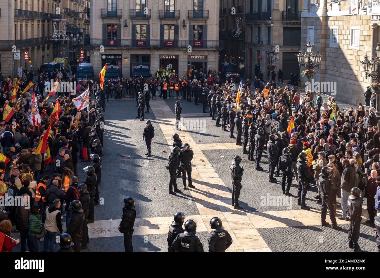 Barcellona, Spagna. 12th Gen 2020. Gli ufficiali di polizia separano i due gruppi concentrati in Plaza Sant Jaume: I sindacalisti VOX (a sinistra) antifascisti indipendenti (a destra) durante la protesta.Centinaia di sostenitori del partito ultra-destro VOX si sono riuniti in Plaza Sant Jaume sotto lo slogan 'il dolore esiste' per difendere l'unità della Spagna contro il nazionalismo catalano. Credit: Sopa Images Limited/Alamy Live News Foto Stock