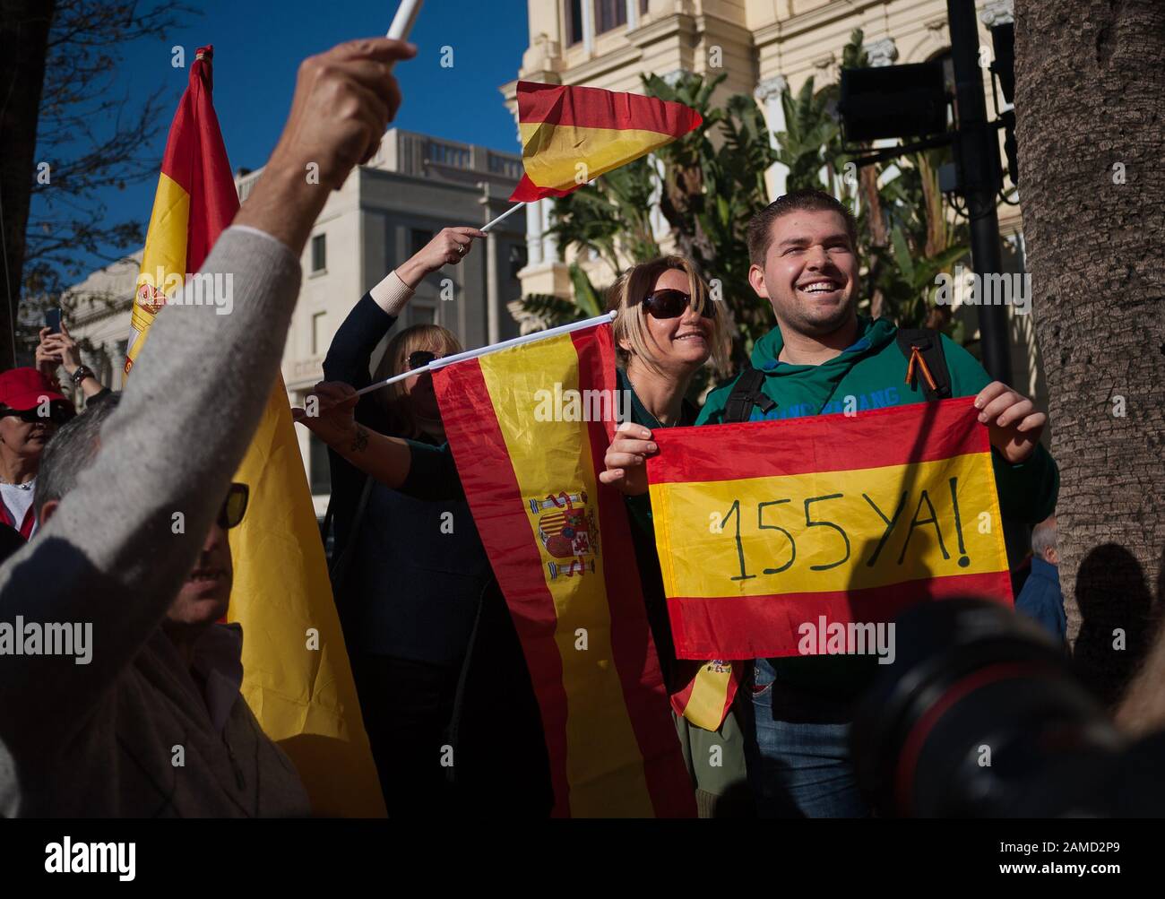 Malaga, Spagna. 12th Gen 2020. I sostenitori del partito politico di estrema destra VOX detengono bandiere spagnole durante la protesta contro il nuovo governo spagnolo della coalizione di sinistra. La Spagna vive il suo primo governo di coalizione dopo l'accordo tra i partiti di sinistra PSOE e Podemos, guidato dal primo ministro spagnolo Pedro Sanchez dopo la sua inaugurazione. Il partito politico di estrema destra VOX chiede anche di dimostrare a favore dell'unità della Spagna con lo slogan "España existe" (la Spagna esiste). Credit: Sopa Images Limited/Alamy Live News Foto Stock