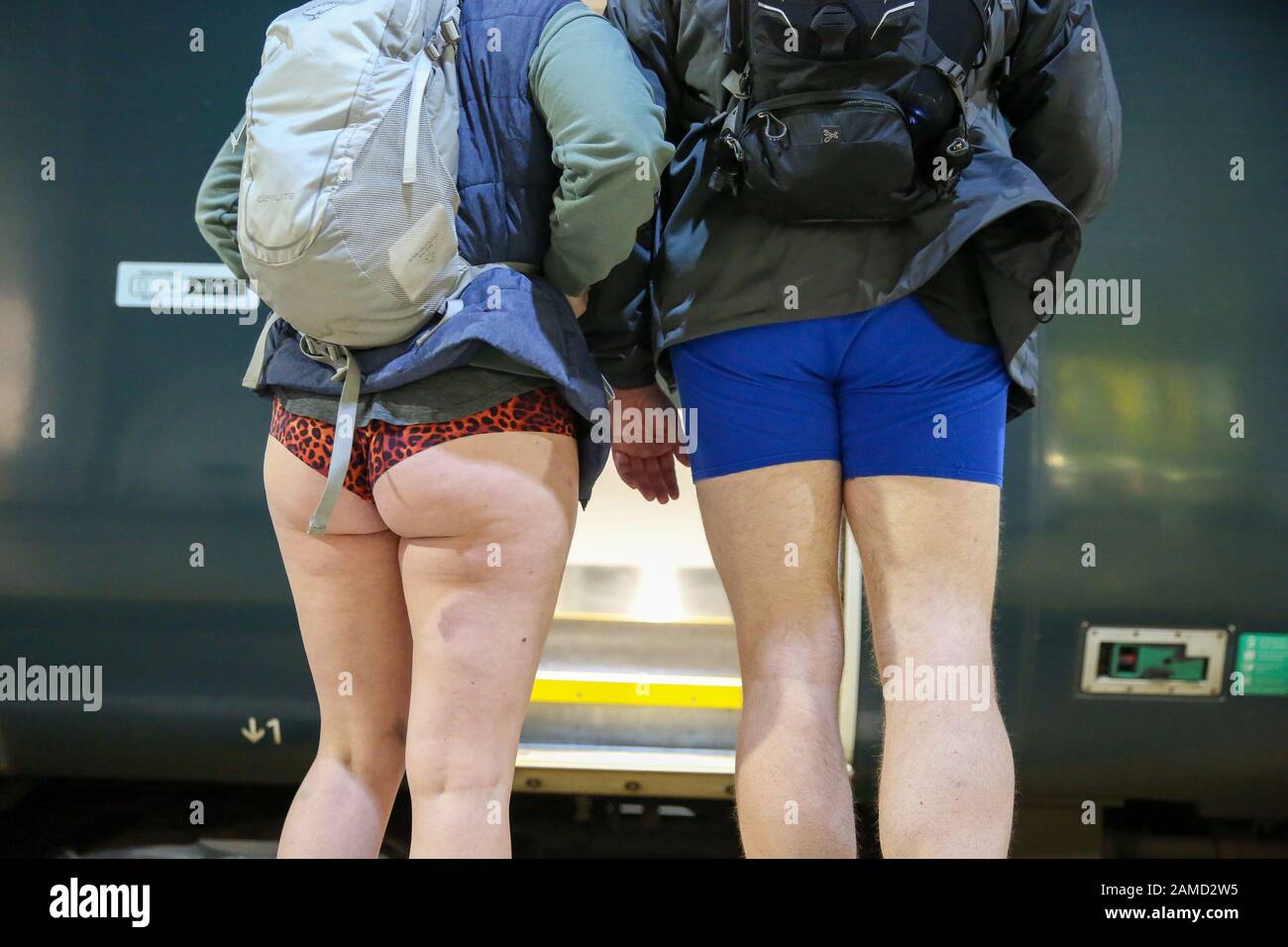 Londra, Regno Unito. 12th Gen 2020. Le persone senza pantaloni sono viste alla stazione di Paddington mentre prendono parte all'evento 11th 'No Trousers Tube Ride' sulla metropolitana di Londra. Il No Pants Subway Ride è un evento annuale organizzato Da Migliorare Ovunque ogni gennaio a New York City. La missione è iniziata come una piccola prank con sette ragazzi ed è cresciuta in una celebrazione internazionale della santità, con decine di città tra cui Londra in tutto il mondo che partecipano ogni anno. Credit: Sopa Images Limited/Alamy Live News Foto Stock