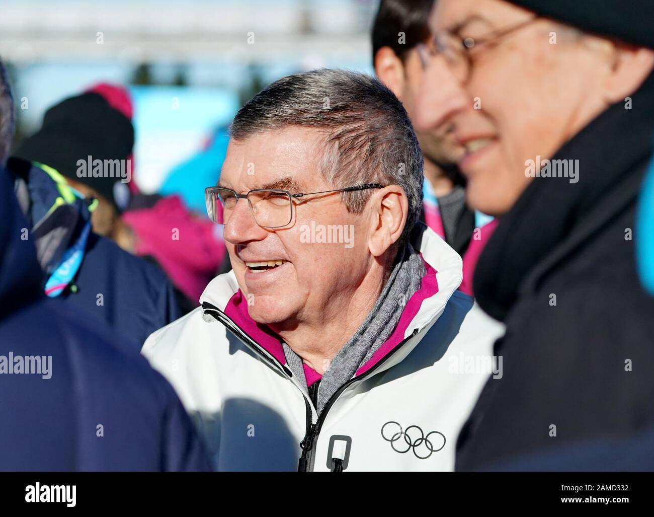 Les Rousses, Francia. 12th Gen 2020. Thomas Bach, presidente del Comitato Olimpico Internazionale, è stato visto durante l'evento di biathlon a relè misto singolo durante i Giochi Olimpici invernali della 3rd gioventù al Centro nordico Les Tuffes di Les Rousses, Francia, 12 gennaio 2020. Credit: Yang Shiyao/Xinhua/Alamy Live News Foto Stock