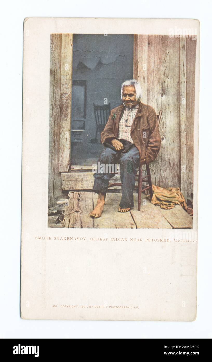 Smoke Shakenavoy, il più Antico indiano, vicino Petoskey, Mich Postcard numero di serie: 494 1899-1901. "Photocrom" sostituito dalla Detroit Photographic Company. Stile vignettato transitato in immagine rettangolare con spazio per il messaggio.; Smoke Shakenavoy, il più Antico indiano, vicino Petoskey, Mich. Foto Stock