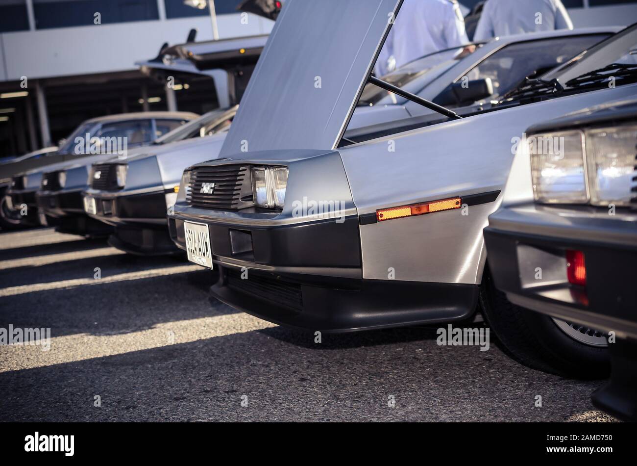 Adelaide, Australia - 29 dicembre 2012: La linea di macchine DMC-12 DeLorean parcheggiata vicino al centro commerciale e pronta per una crociera su strada in un giorno Foto Stock