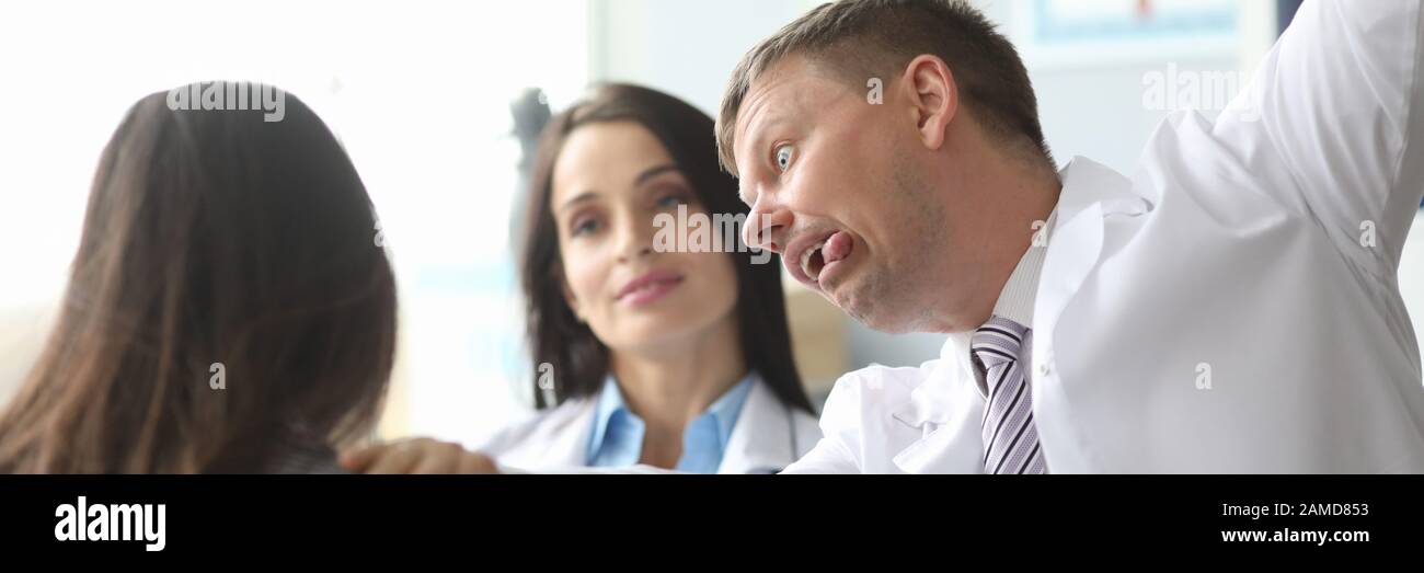 Dottore in medicina report office cattive notizie Foto Stock