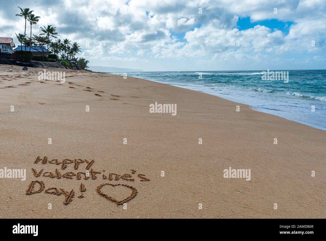 Buon San Valentino con un cuore di sabbia sulla spiaggia Foto Stock