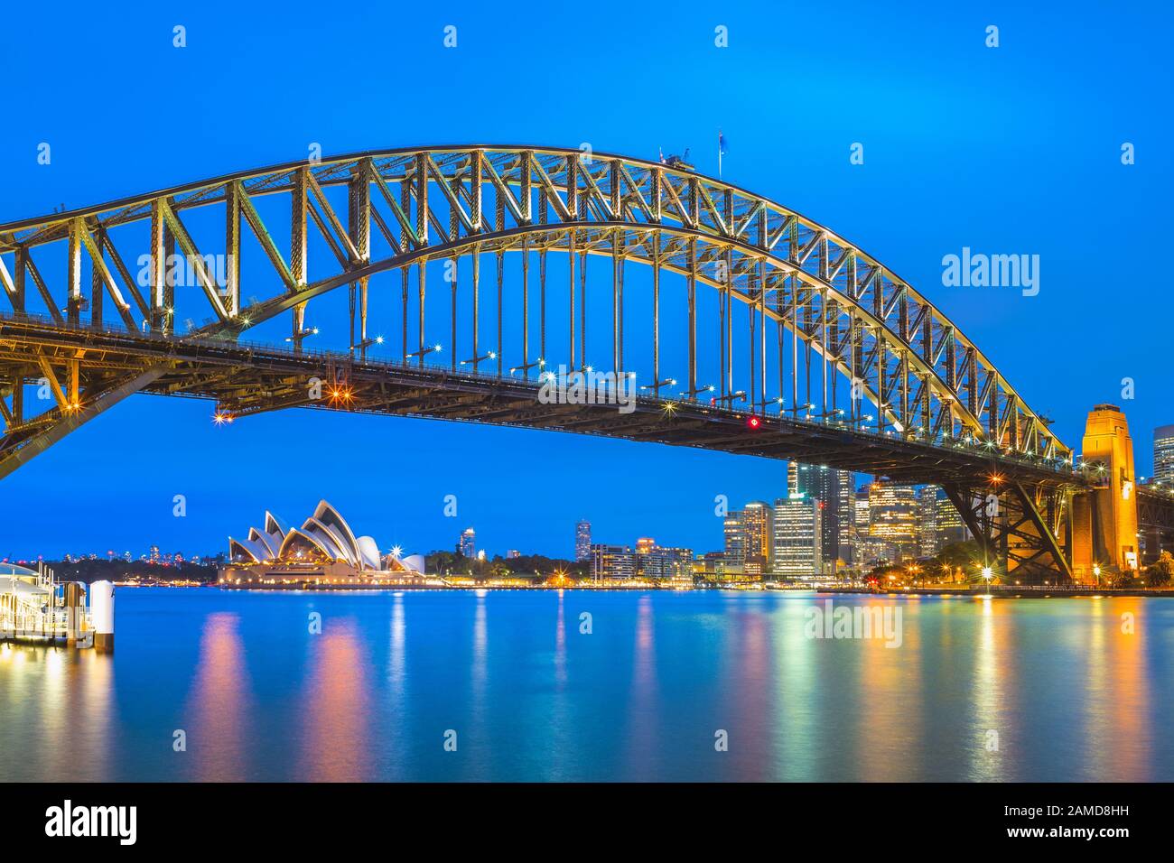 Vista notturna di Sydney e il Sydney Harbour Bridge Foto Stock