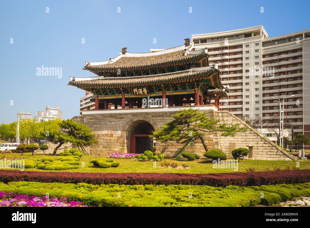 Potongmun, cancello occidentale di Pyongyang, corea del Nord. La traduzione del testo è 'Potongmun' Foto Stock