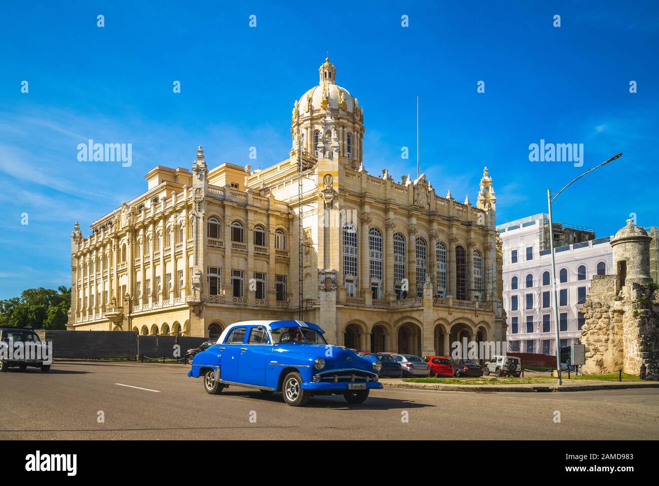 street view of havana con auto d'epoca a cuba Foto Stock