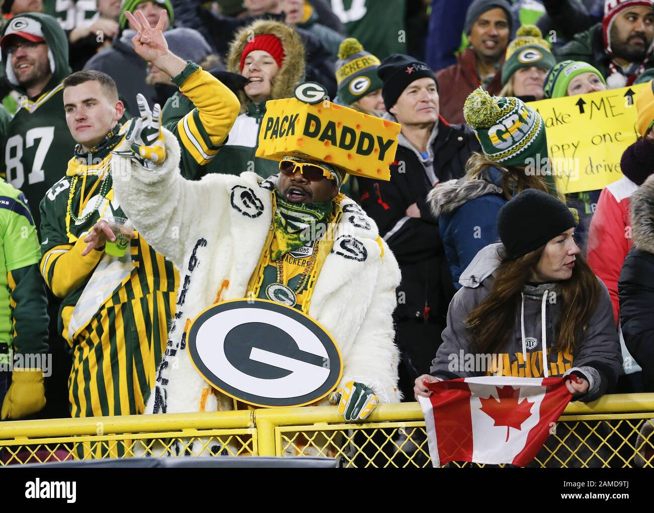 Green Bay, Stati Uniti. 12th Gen 2020. I fan dei Green Bay Packers reagiscono durante il gioco contro i Seattle Seahawks durante la seconda metà del playoff divisionale NFC presso il campo di Lambeau domenica 12 gennaio 2020 a Green Bay, Wisconsin. I Packers sconfissero i Seahawks 28-23. Foto di Nuccio DiNuzzo/UPI Credit: UPI/Alamy Live News Foto Stock