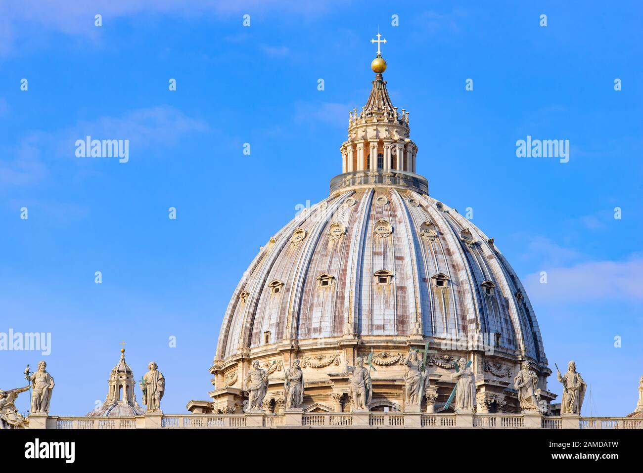 La cupola della Basilica di San Pietro nella Città del Vaticano, la chiesa più grande del mondo Foto Stock