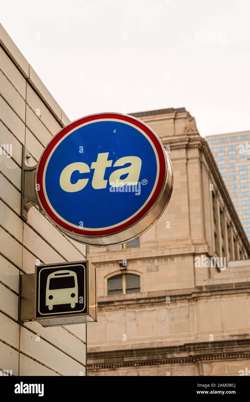 Chicago, USA-1 settembre 2019: Una fermata dell'autobus della Chicago Transit Authority (CTA) nel quartiere centrale della città. Strade di Chicago. Foto Stock