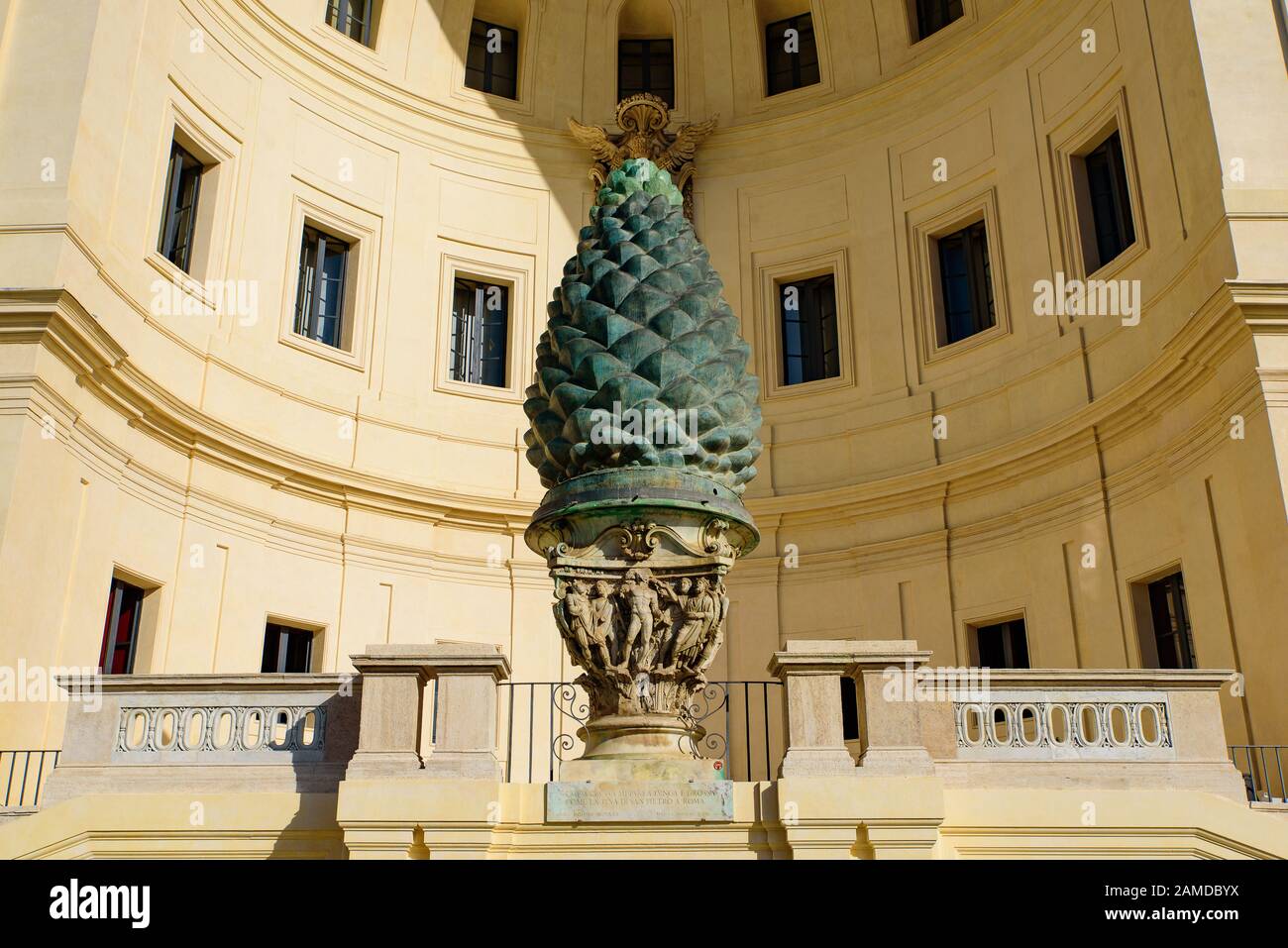 Fontana della Pigna (il cono di Pino) nei Musei Vaticani nella Città del Vaticano Foto Stock