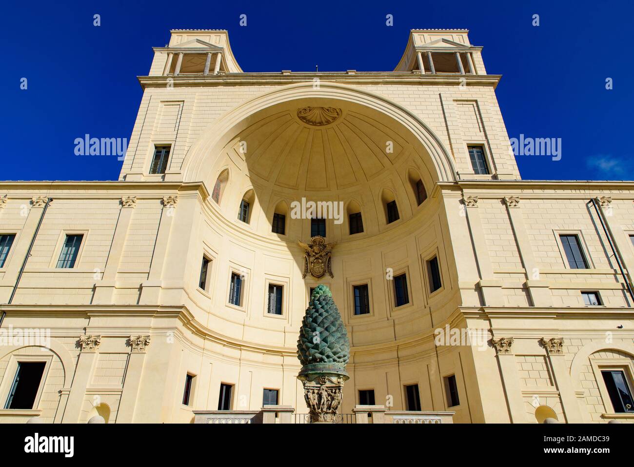 Fontana della Pigna (il cono di Pino) nei Musei Vaticani nella Città del Vaticano Foto Stock