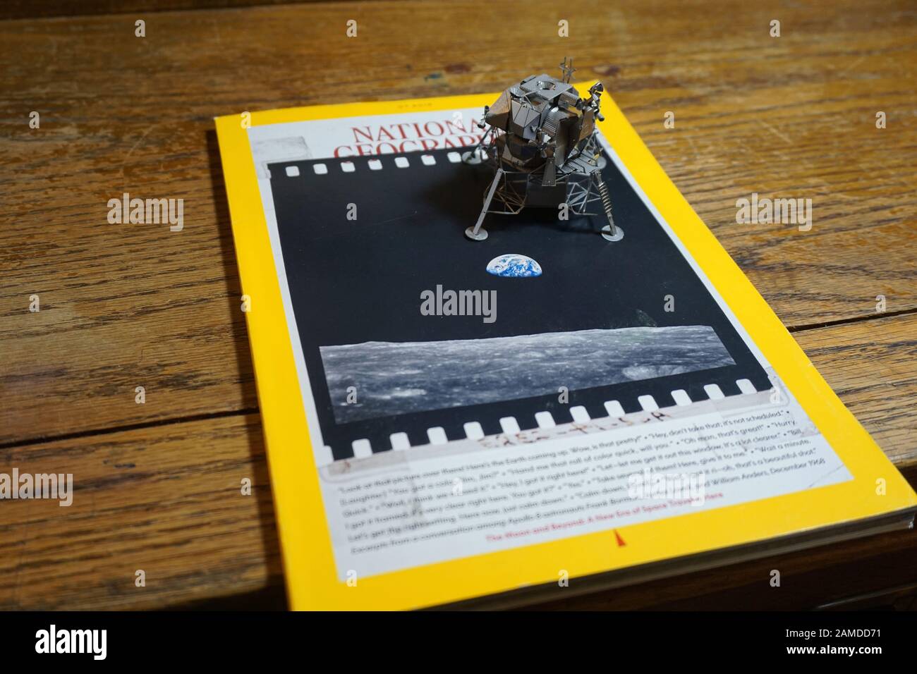 La rivista National Geographic e un modello di Apollo 11 moon lander Foto Stock