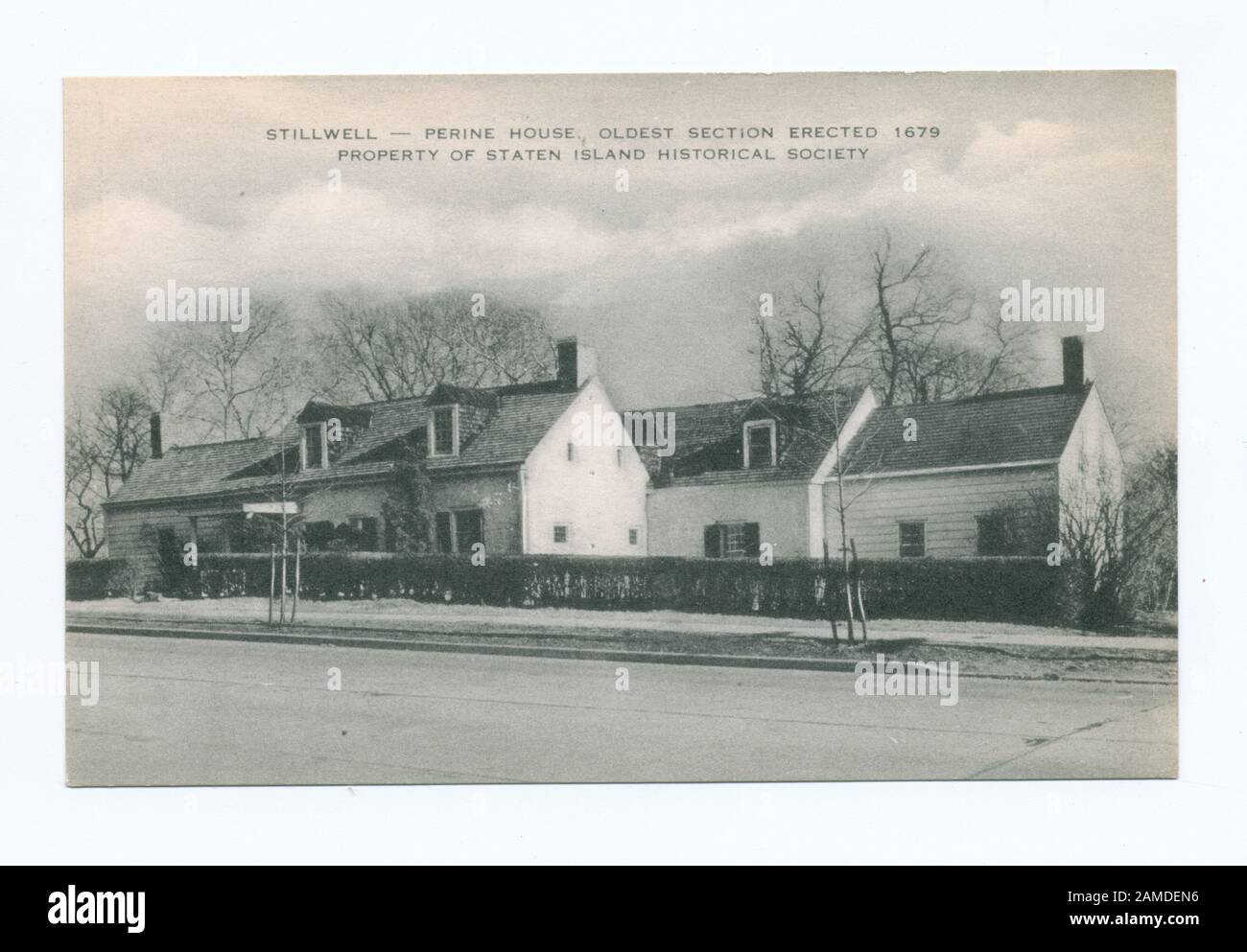 Stillwell-Perine House, La Sezione Più Antica Eretta nel 1679, Proprietà della Staten Island Historical Society (sito di Alice Austen e Gertrude Tate's Box Tree Tea Room) categorie di cartoline e commenti del titolo tra parentesi [ ] forniti dal collezionista, Catherine Robinson.; Stillwell-Perine House, La Sezione Più Antica Eretta Nel 1679, Proprietà Della Staten Island Historical Society [Sito Di Alice Austen'S E Gertrude Tate'S Box Tree Tea Room] Foto Stock